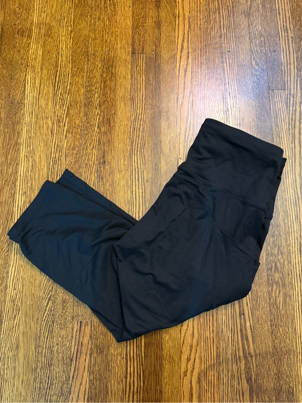 Black High-Waisted Athletic Capri Leggings with Side Pockets - Size M